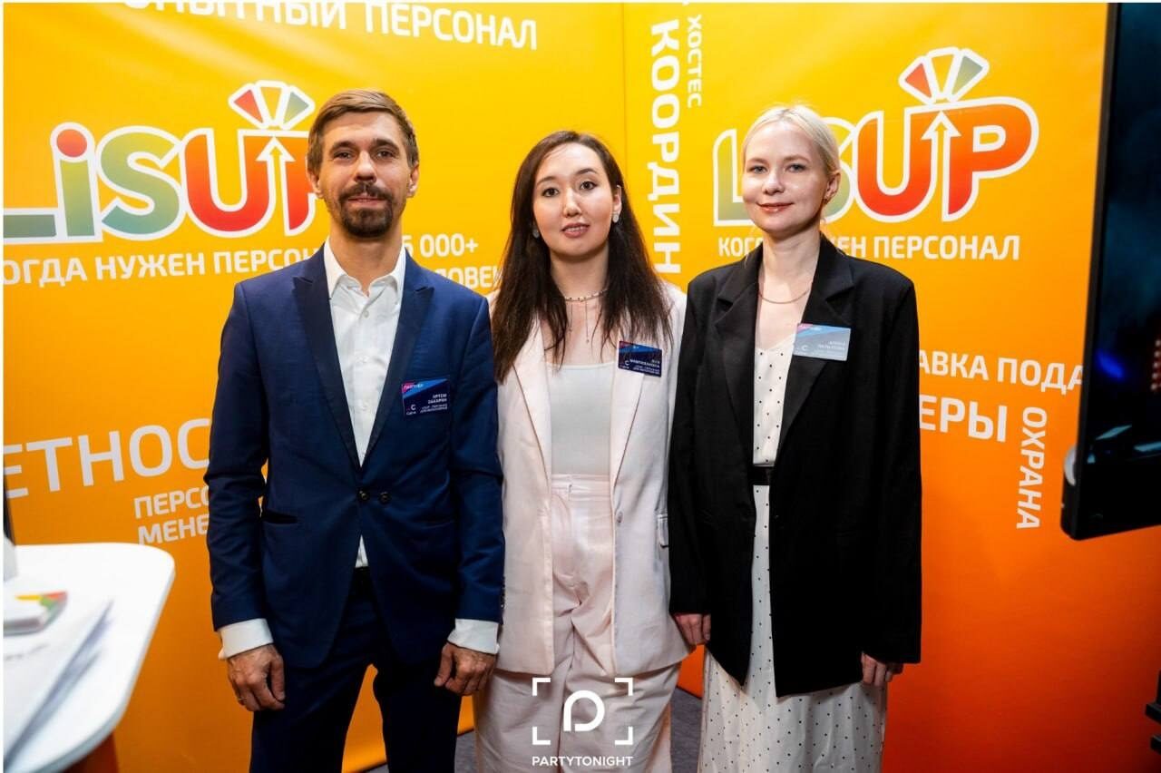 Команда у стенда LisUP